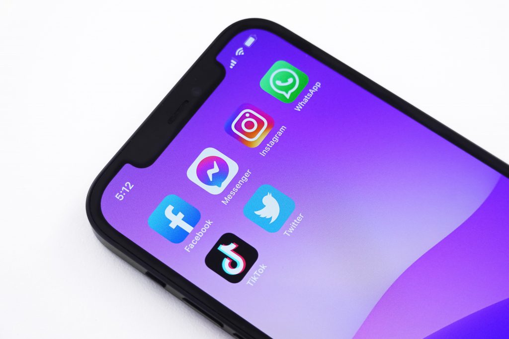 Social media apps on iPhone homescreen